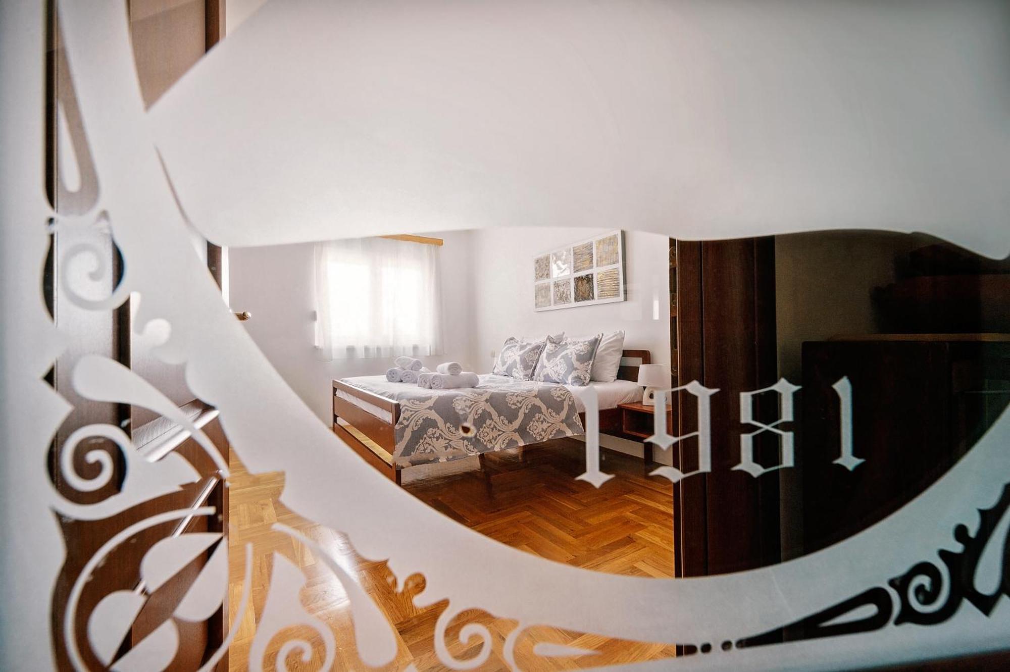 Irish House Medugorje Aparthotel Rum bild